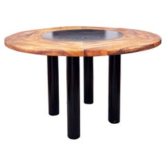 Mesa de Comedor Redonda Primitiva Francesa Brutalista Años 70, Madera Con Incrustaciones De Pizarra Maciza