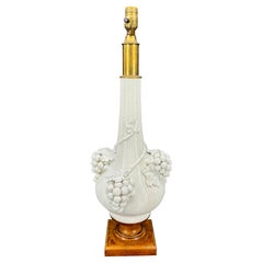 Italienische Keramik-Tischlampe aus der Mitte des Jahrhunderts mit Trauben auf Holzsockel
