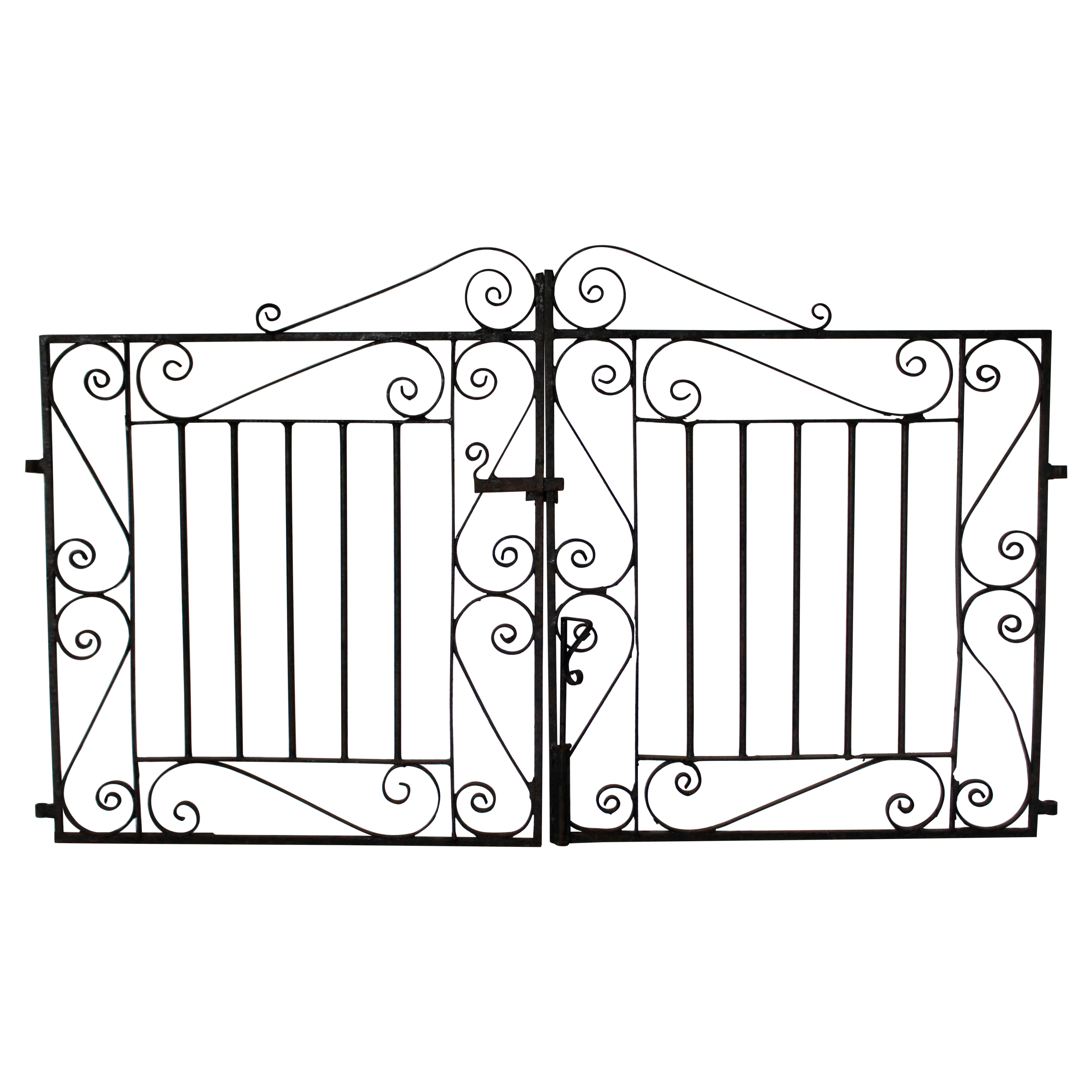 Circa 1900-1925 Pareja de puertas inglesas de hierro forjado para jardín o entrada de vehículos en venta