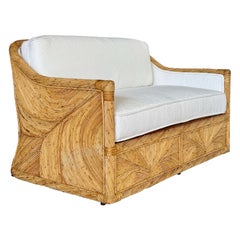 Maßgefertigter gepolsterter Loveseat aus Bleistift-Rattan, Organische Moderne, Mitte des 20. Jahrhunderts