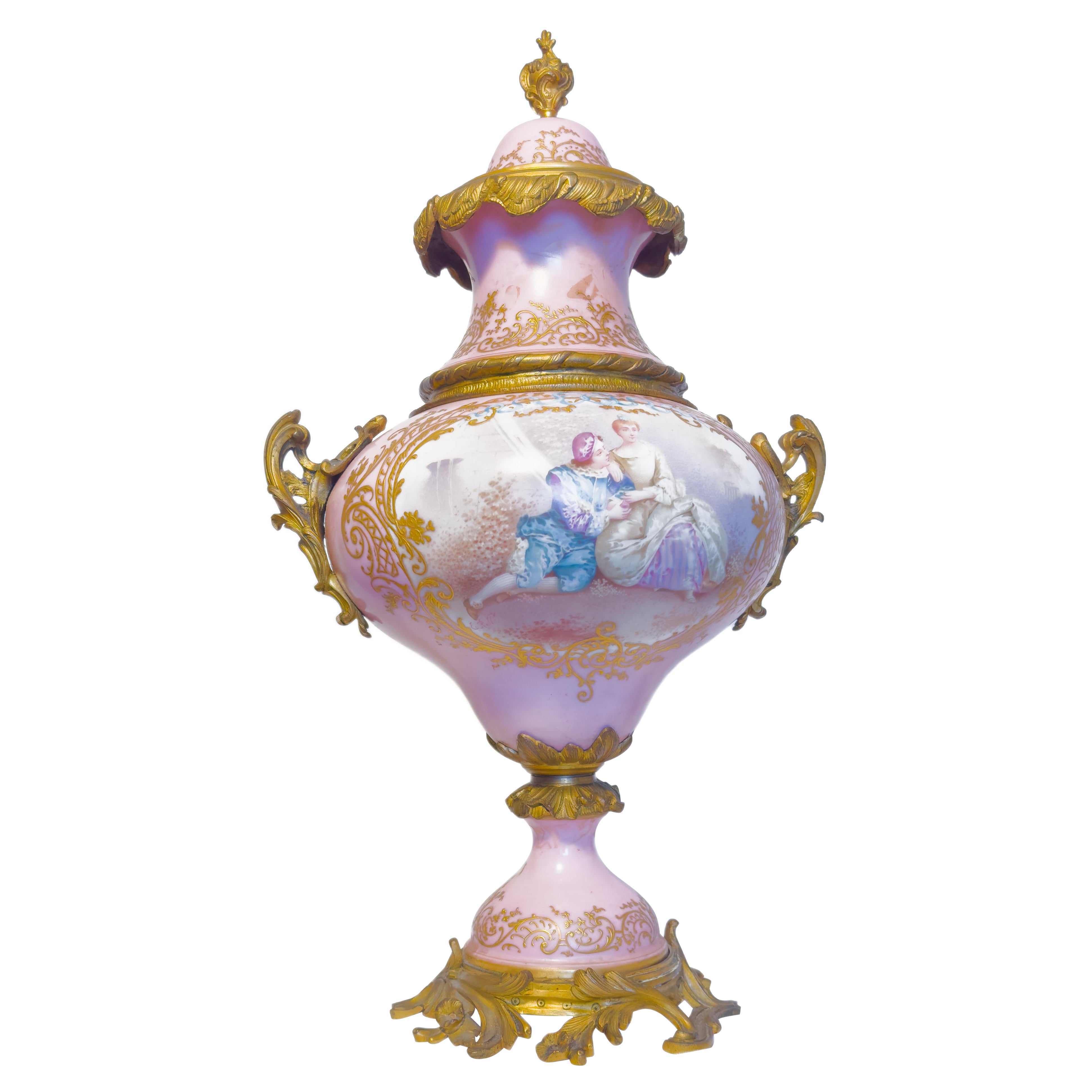 Jarrón Francés de Sevres Rosa Montado en Ormolu, (Siglo XIX) en venta