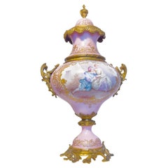 Vase rose de Sèvres monté en bronze doré, (19ème siècle)