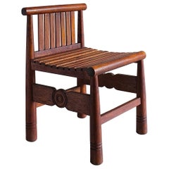 Silla con respaldo bajo de roble tallado, Francia, años 60