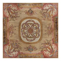Tapis de Savonnerie français ancien surdimensionné avec motifs floraux