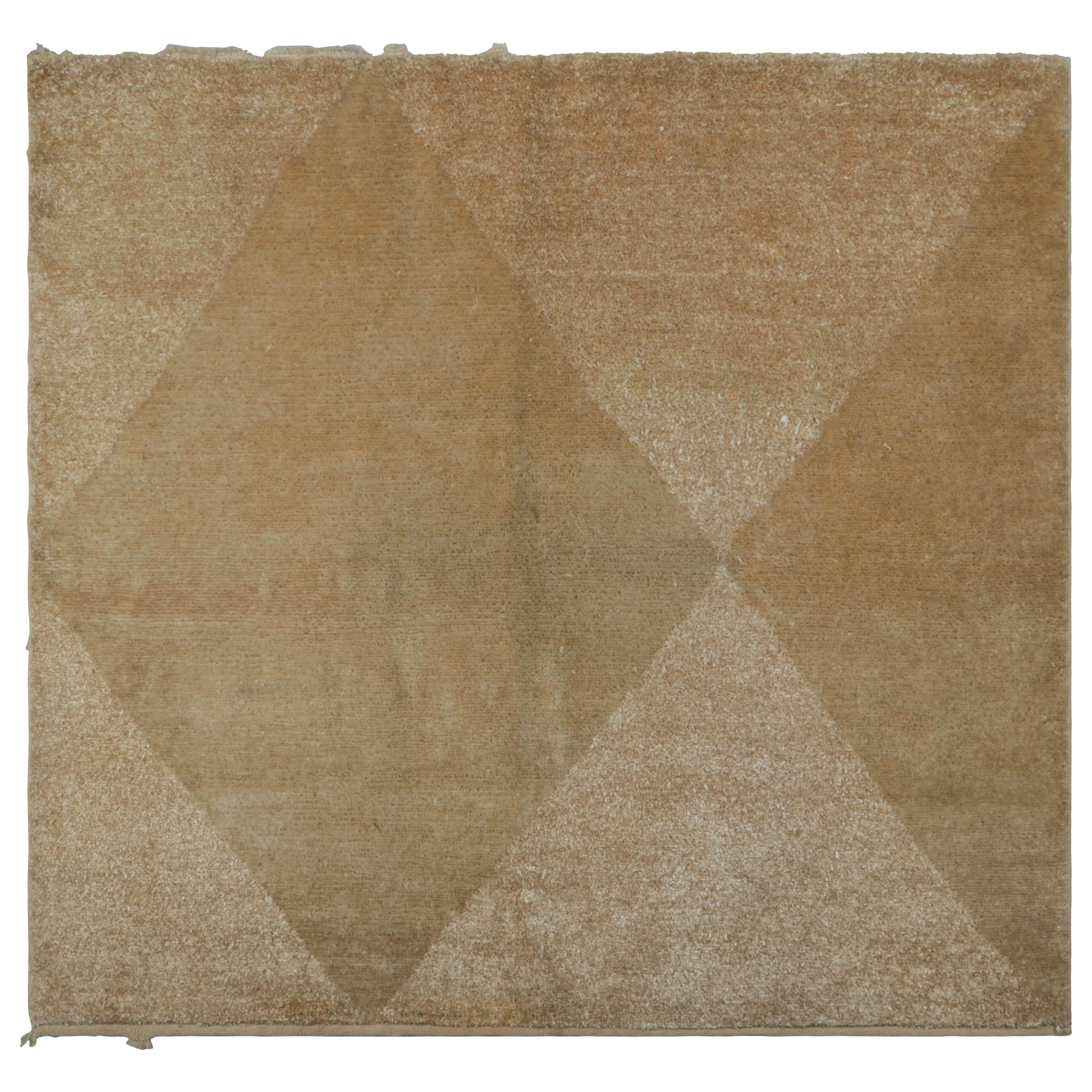 Alfombra cuadrada contemporánea Rug & Kilim en beige-marrón con motivos de rombos apagados en venta