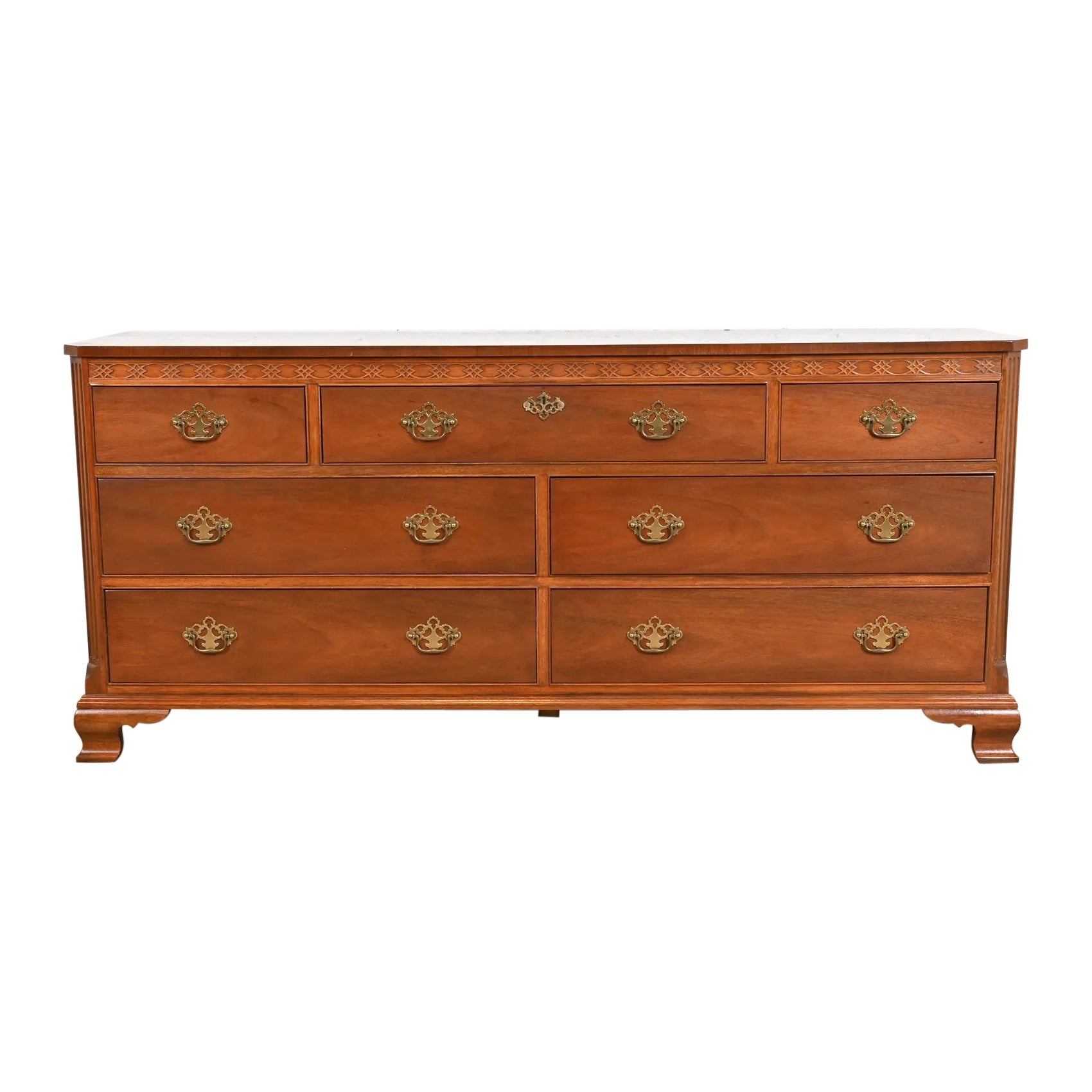 Baker Furniture Chippendale Long Dresser ou Credenza en acajou sculpté
