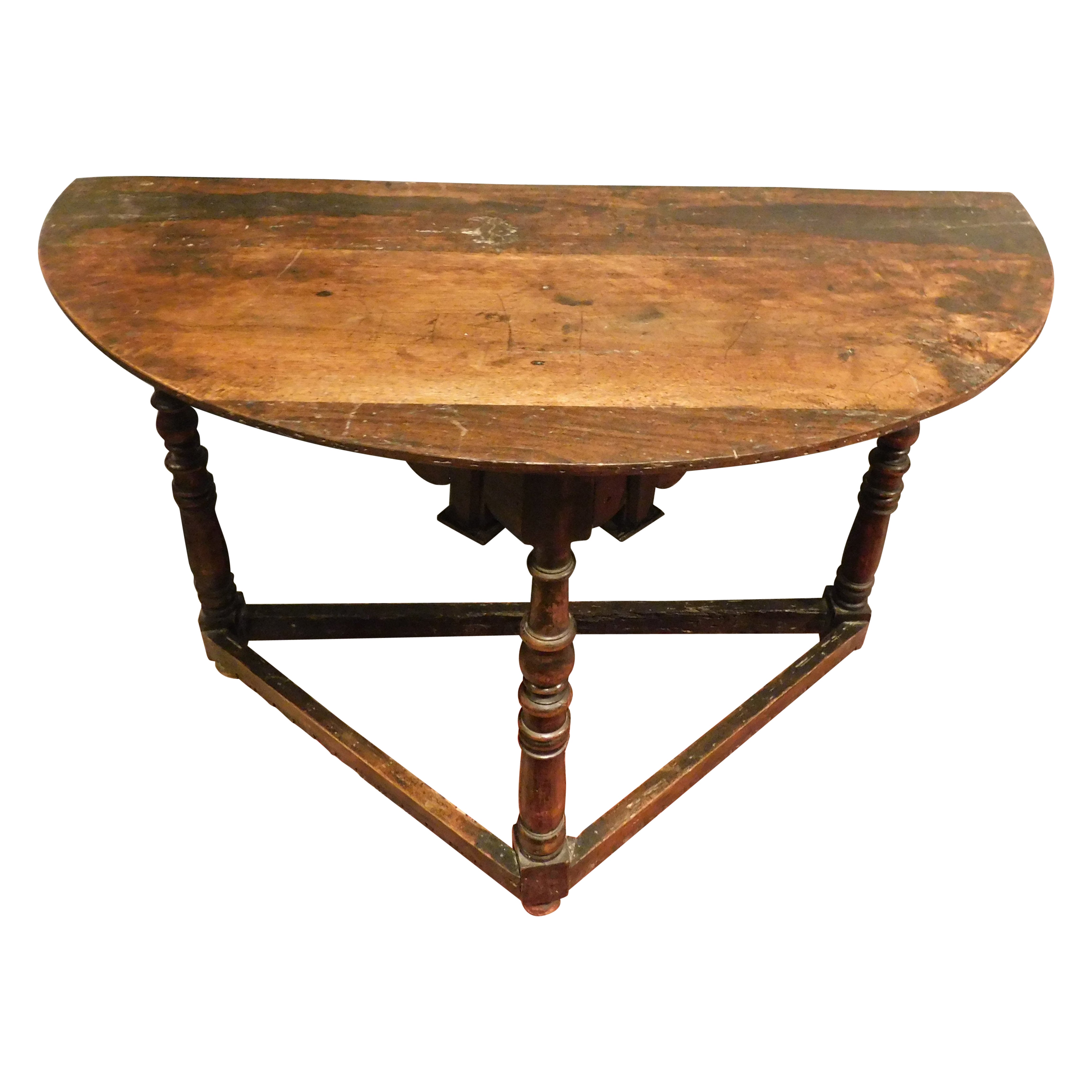 Consola de media luna, de madera de castaño tallada, Italia