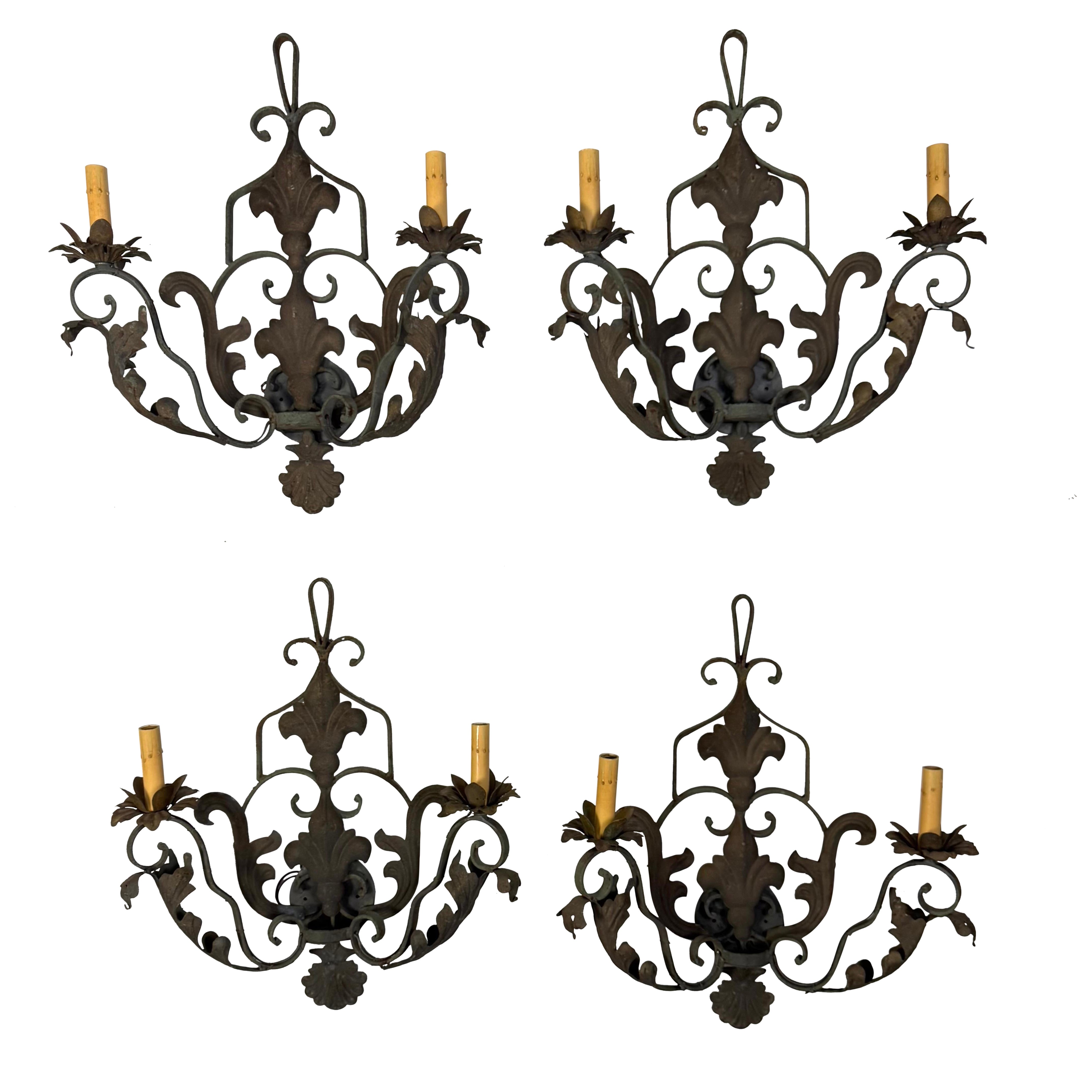 Set di (4) applique in ferro battuto in stile barocco francese in vendita