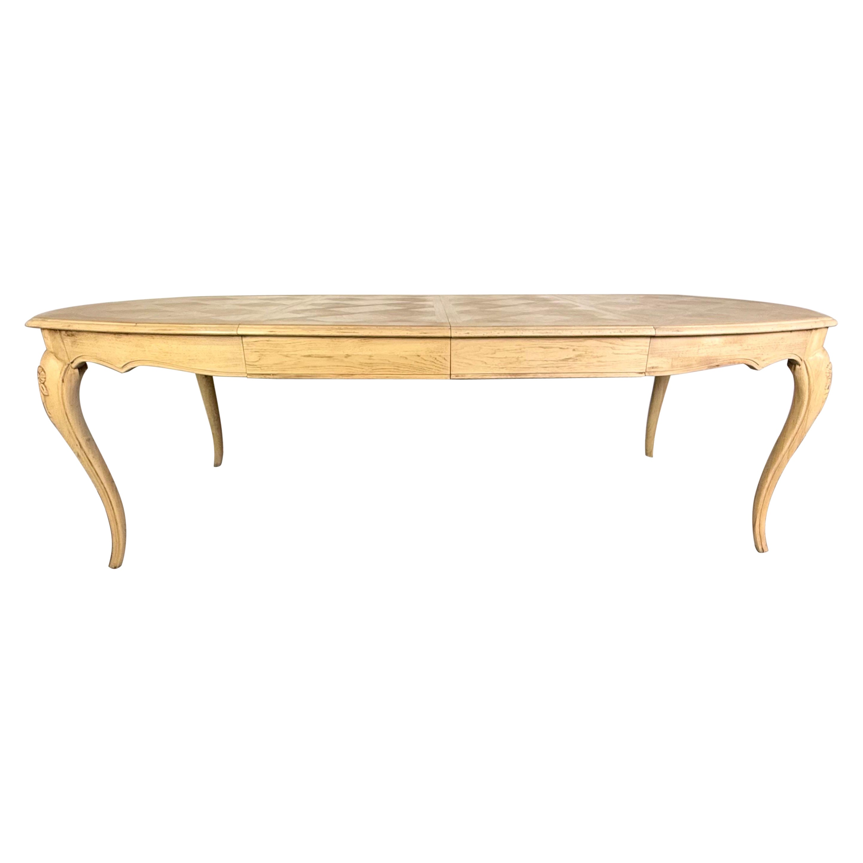 Mesa de comedor blanqueada de estilo provincial francés C. 1930 en venta