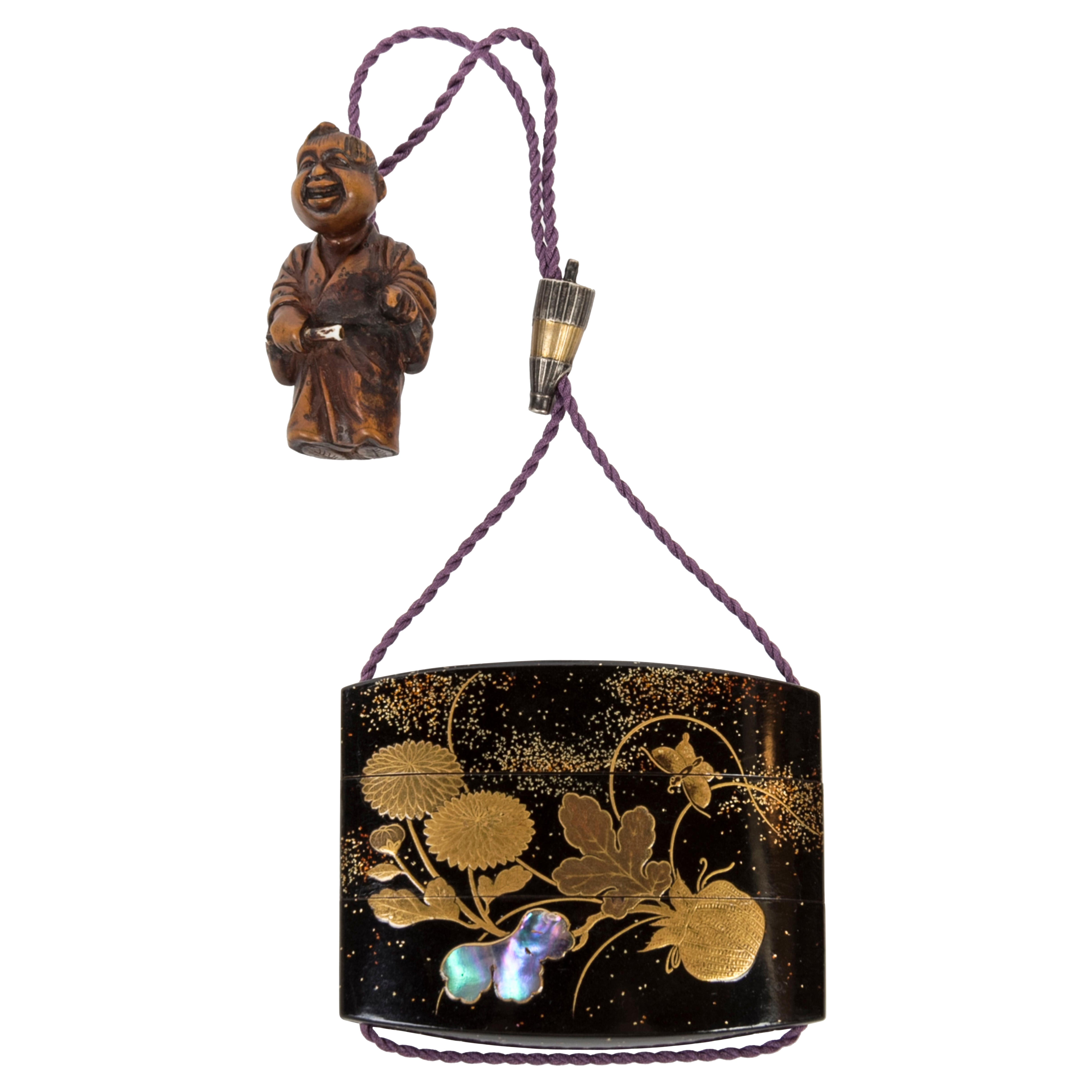 Inro in black and gold lacquer with a proeminent chrysantemum flower motive
