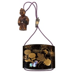 Inro in black and gold lacquer with a proeminent chrysantemum flower motive