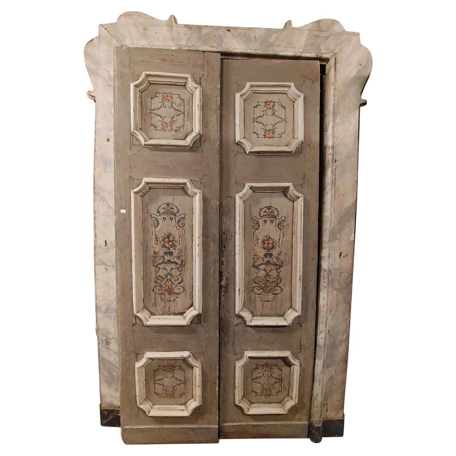 Puerta de dos hojas de madera lacada y pintada con marco original, Italia