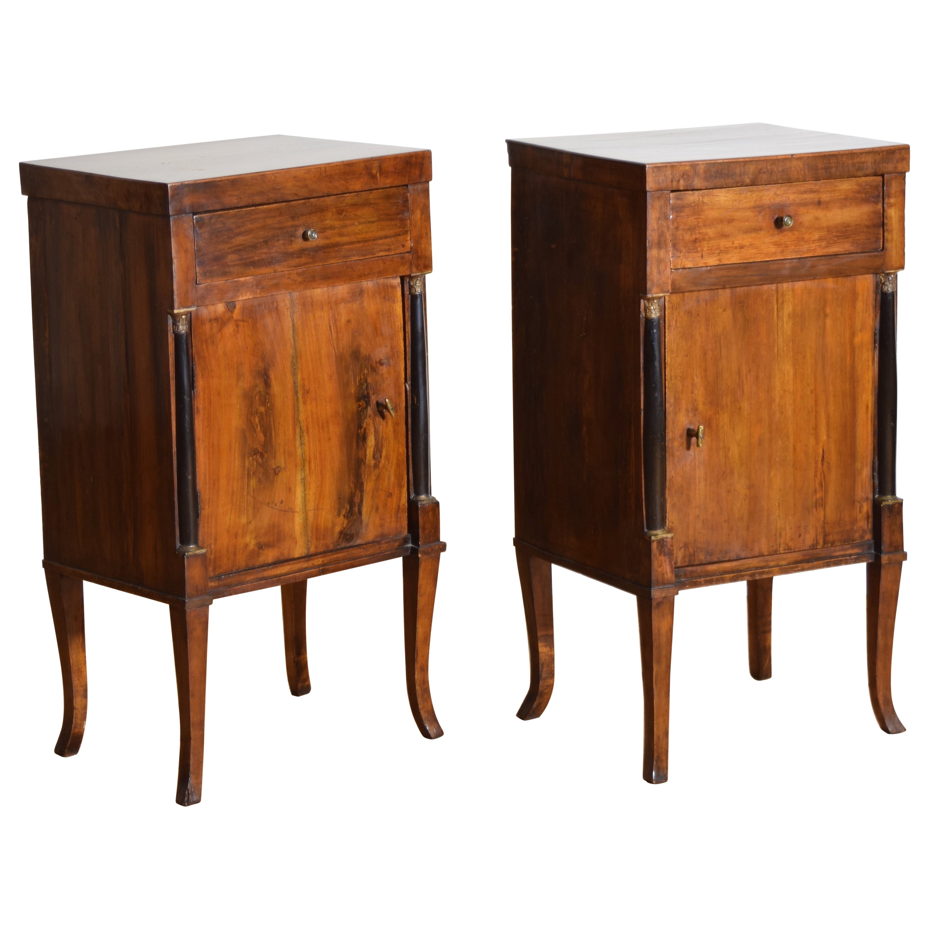 Coppia di comodini italiani, Lombardia, in noce, ebanizzati e legno dorato, 1810 ca. in vendita
