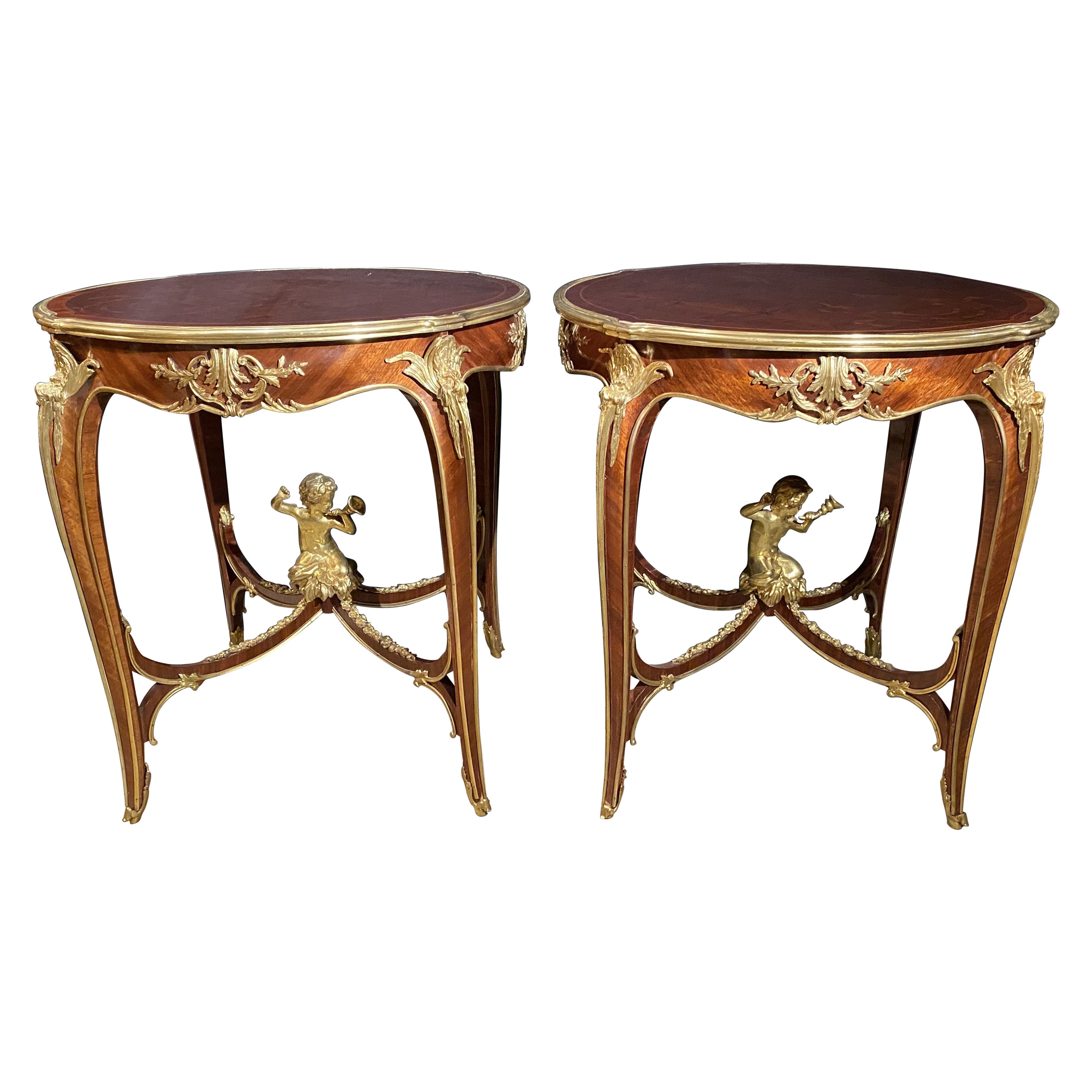 Paire de tables centrales rondes en bois de roi de style Louis XV avec montures en bronze doré