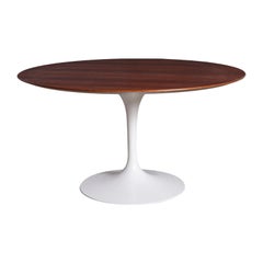 Eero Saarinen Table de salle à manger ronde Knoll Tulip en palissandre brésilien assorti à un livre