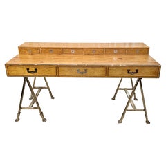 Escritorio italiano de madera de arce estilo campaña sobre bases de caballete de acero