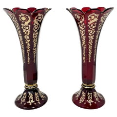 Coppia di antichi vasi in vetro di Boemia con oro, CIRCA 1875-1895.