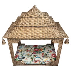 Lit pagode en rotin tissé à la main avec tissu asiatique et détails spéciaux en rotin
