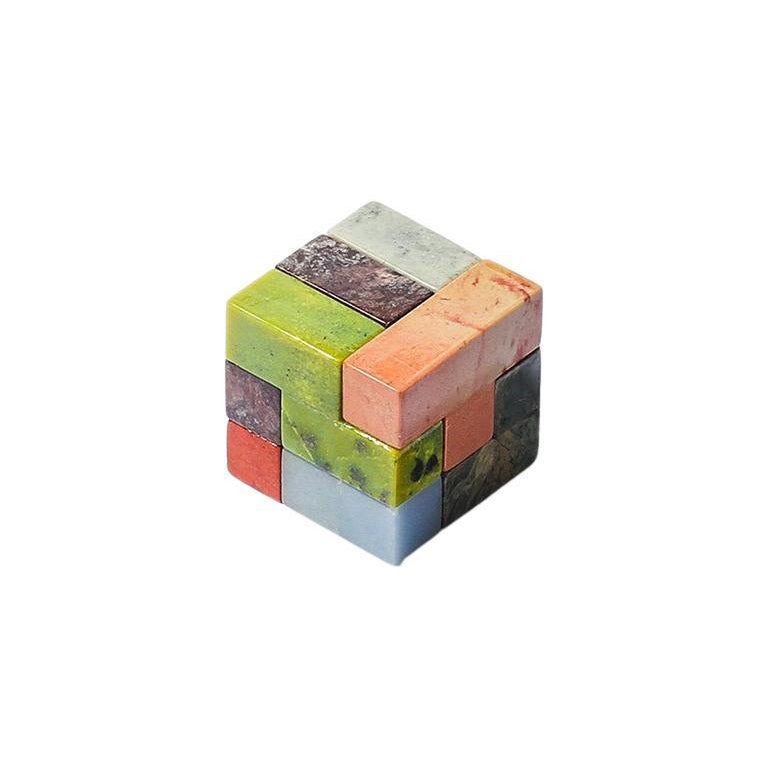 El diseño lúdico y arquitectónico del cubo soma se transforma en una escultura contemporánea en 3D cuando adorna los espacios del salón. Geométrico y hecho a mano, este cautivador puzzle está tallado con maestría en piedra natural.

El Cubo Soma de