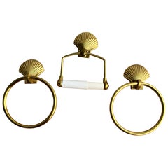 1970s Set of 3 Brass Shell Motif Towel Rings (Pair) and Toilet Paper Roll Holder (Paire de porte-serviettes et porte-rouleau de papier toilette)