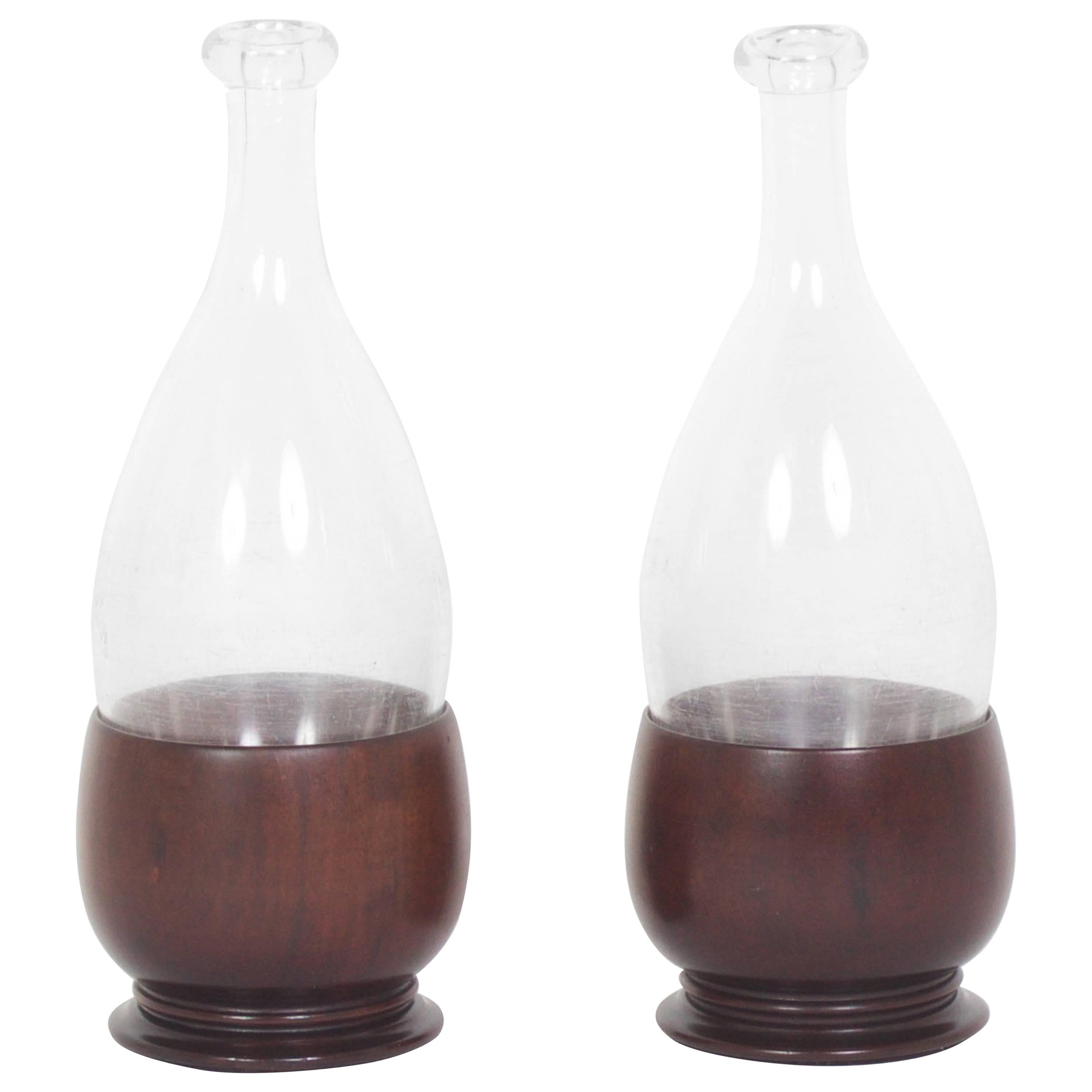 Paar mundgeblasene Flaschen aus dem 19. Jahrhundert mit späteren maßgefertigten Ständern