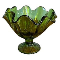 Vaso de cristal verde moderno de mediados de siglo by Viking