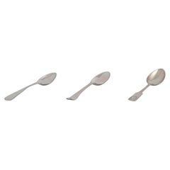 Cohr y otros. Tres grandes cucharas soperas de plata. Siglo XIX.