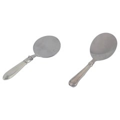 Plateros daneses. Dos palas de servir de plata 830 y acero inoxidable.
