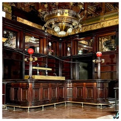 Comptoir de bar en angle et son arrière bar