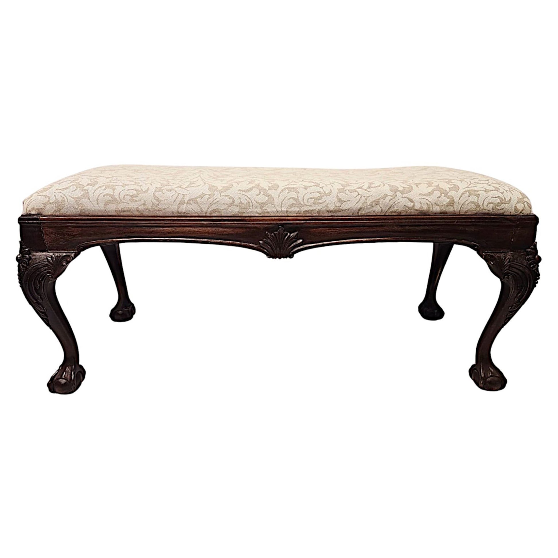 Wunderschöner langer Hocker des 20. Jahrhunderts mit Kugel- und Krallendetails im Angebot