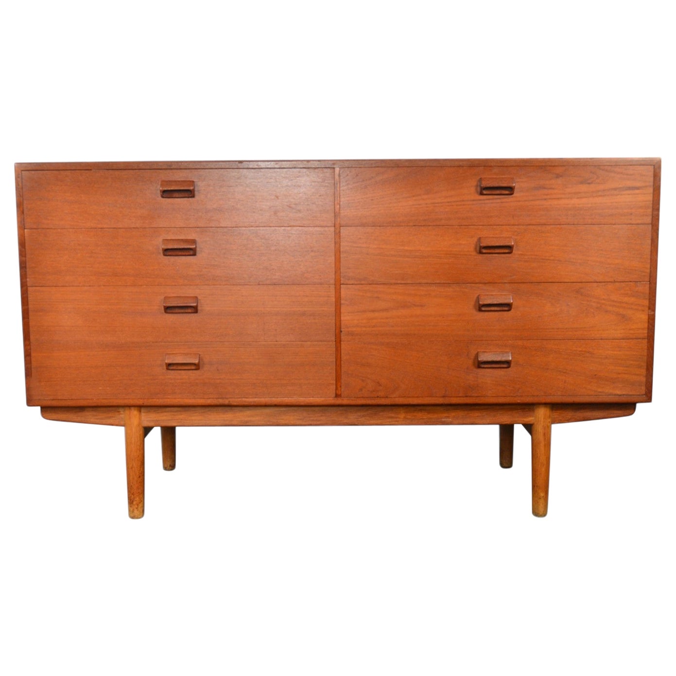 Cómoda baja Børge Mogensen de ocho cajones, de teca en venta
