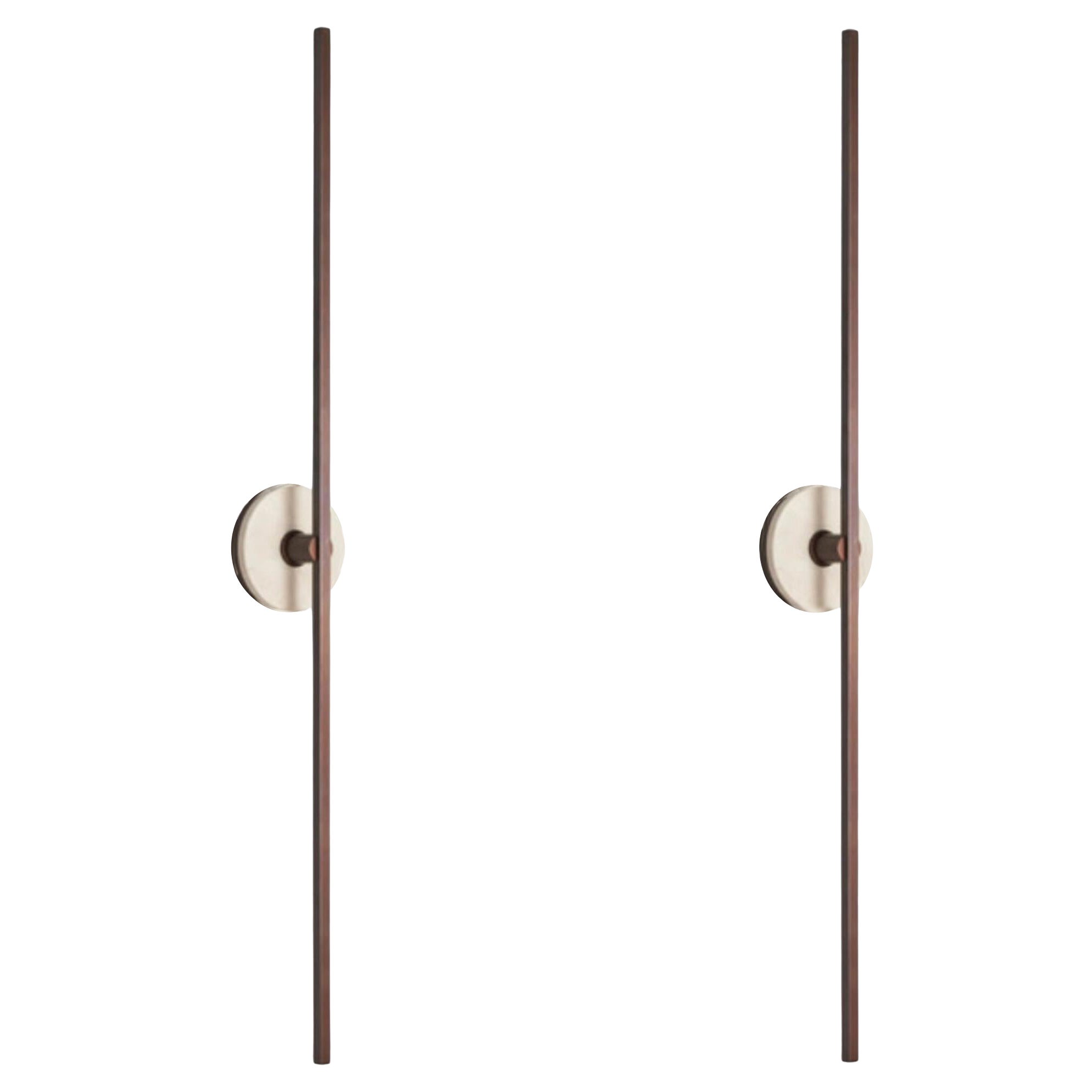Paar bedeutende italienische Wandleuchter „Grand Stick“ aus Bronze und Travertin im Angebot