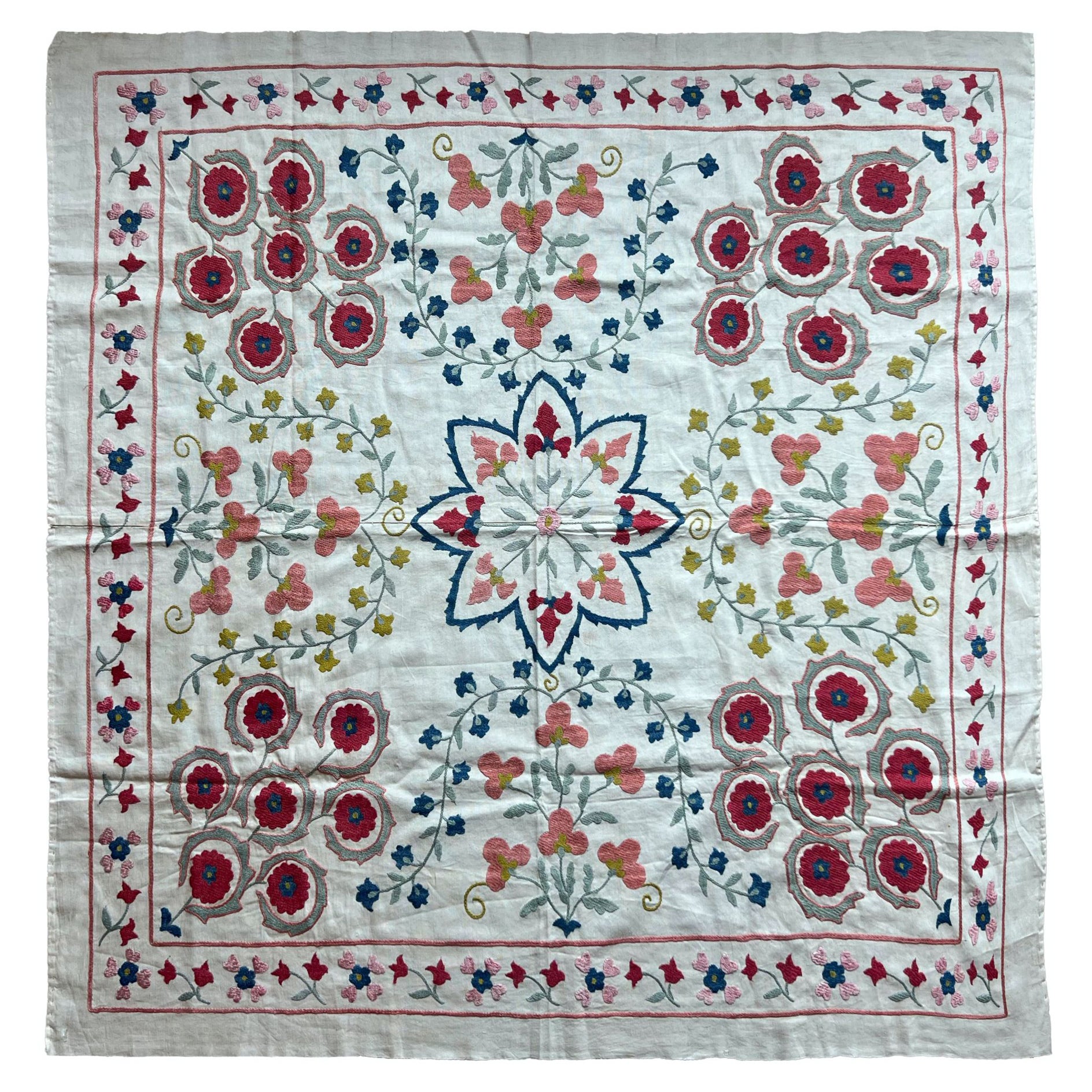 Handbestickte Baumwolle  & Seide Suzani Wandbehang - Timeless-art Textilkunst
Erleben Sie die Schönheit der zentralasiatischen Handwerkskunst mit diesem exquisiten, handbestickten Suzani-Textil, einem wahren Zeugnis jahrhundertealter