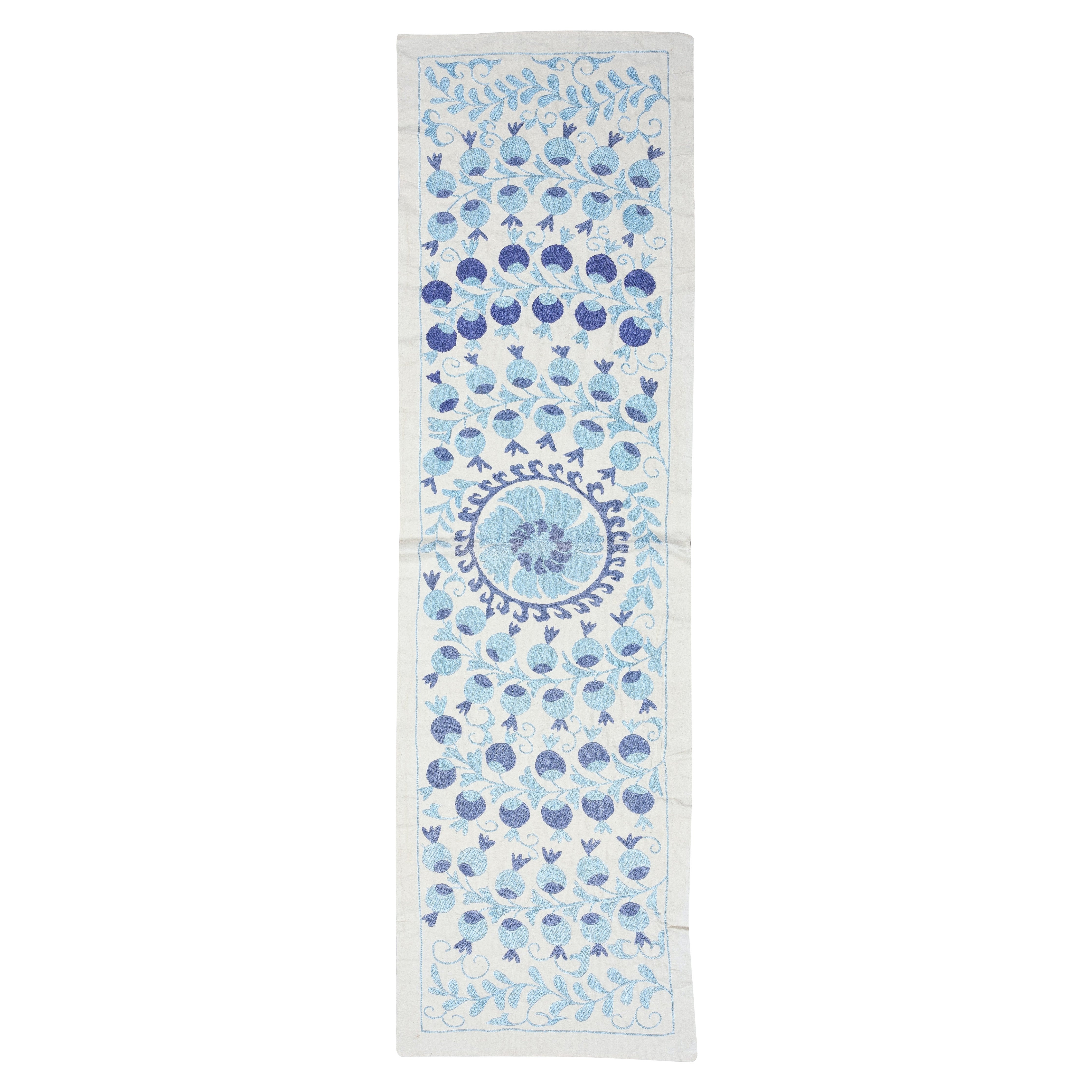 Runner da tavola ricamato 20x71. Appendiabiti in cotone. Decorazioni murali in azzurro