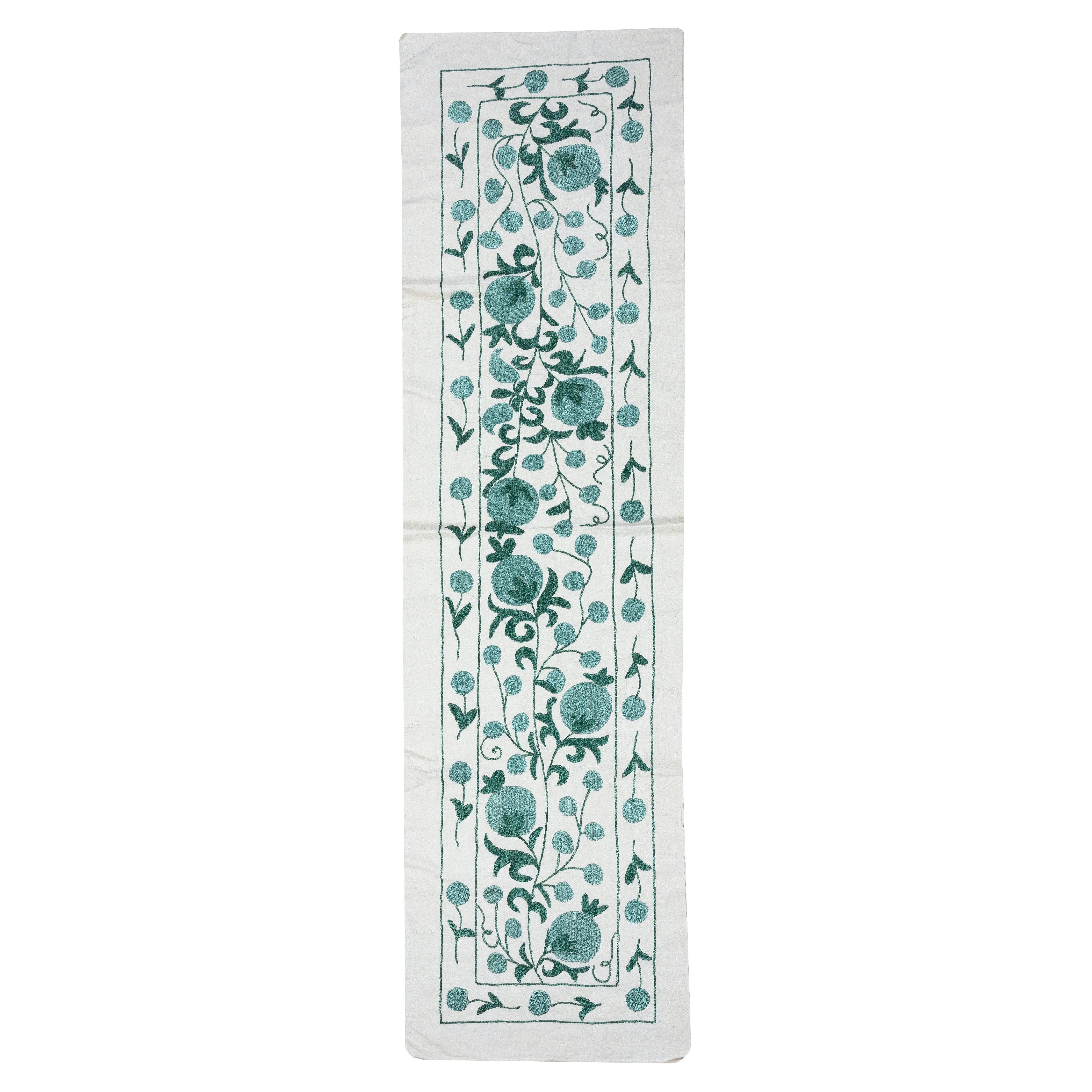 Appendiabiti da parete in cotone ricamato 20x73. Runner da tavola verde. Decorazione murale moderna in vendita