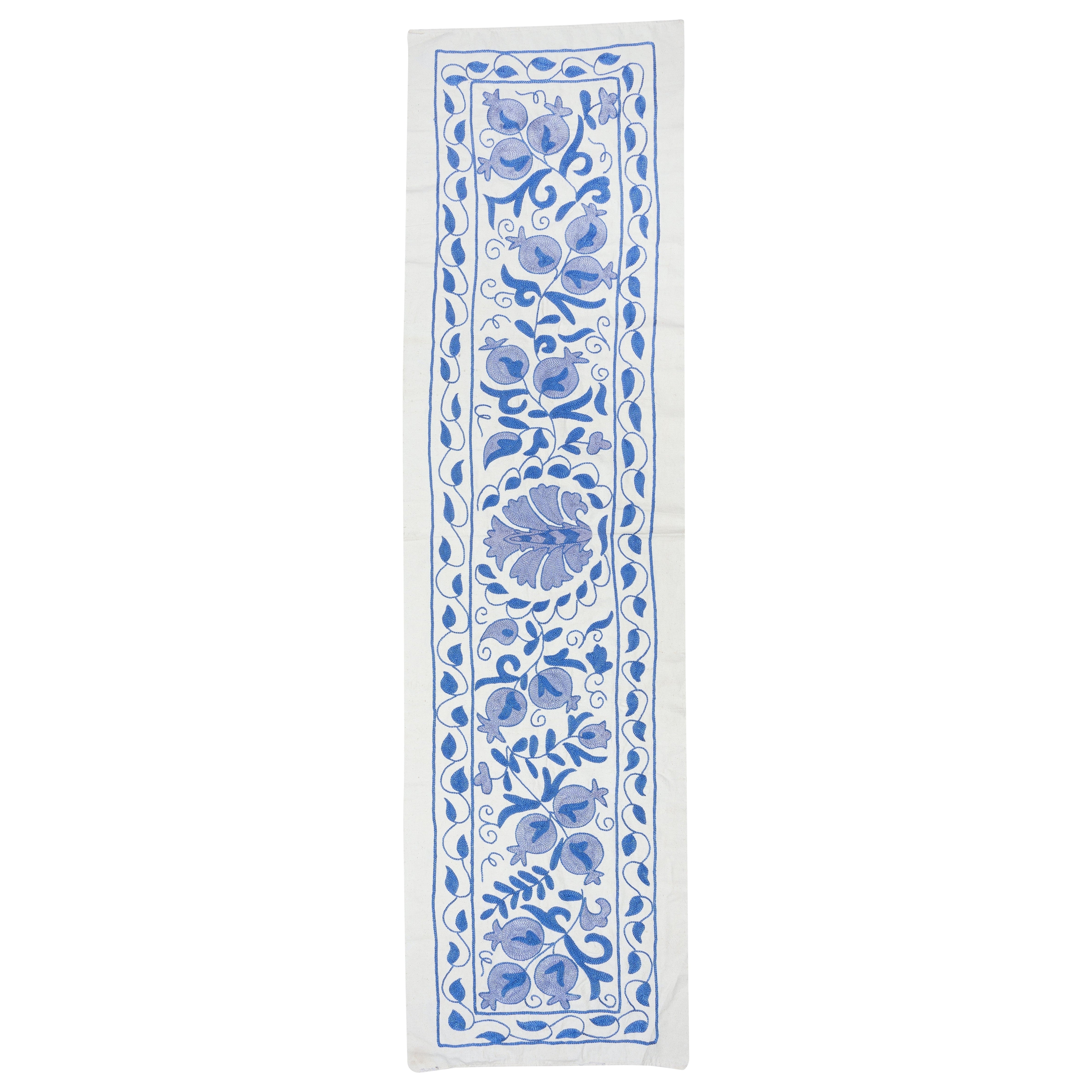 Runner da tavola ricamato 20x71 in azzurro. Appendiabiti in cotone. Decorazioni da parete