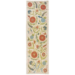 Colgante de pared bordado en seda 100% de 19x62 pulg. Camino de Mesa Moderno. Mantel