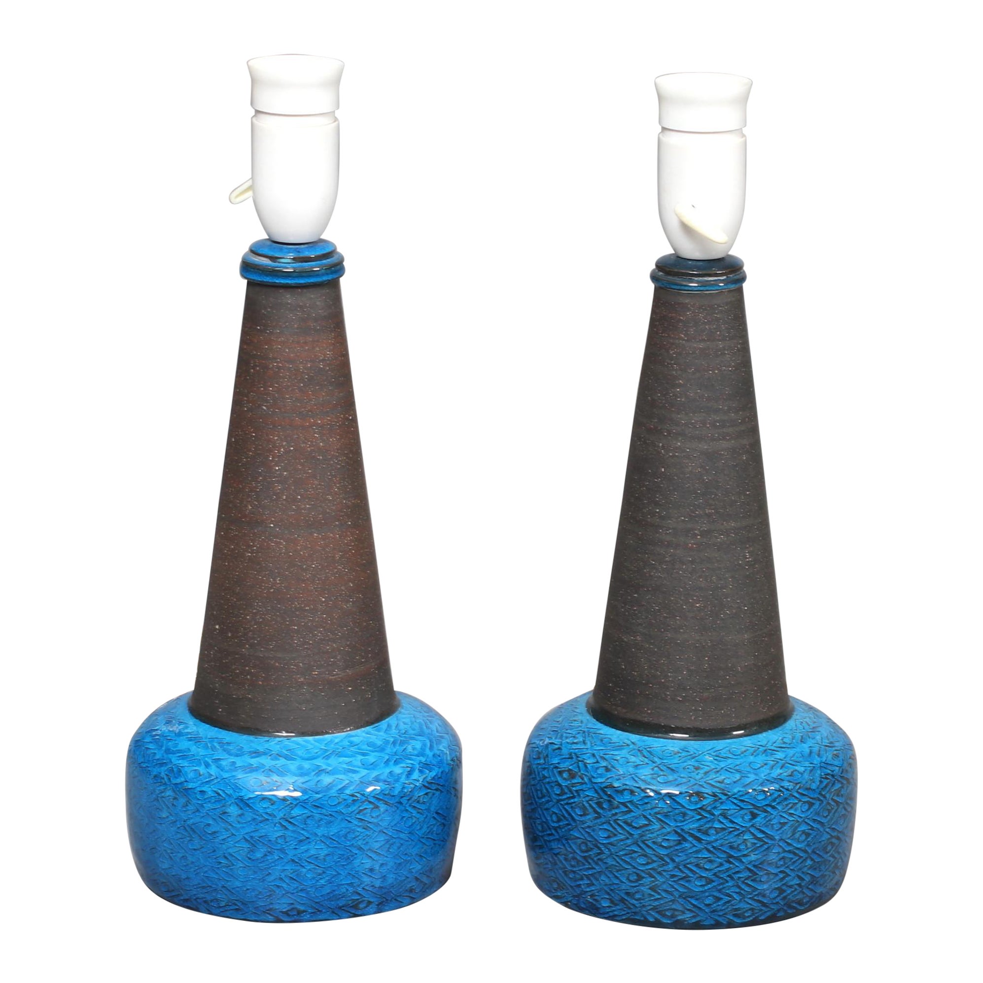 Paire de lampes de table scandinaves fabriquées au Danemark dans les années 1950 chez Kähler Keramik par Nils Kähler. Le vitrage bleu et le motif à chevrons sont étonnants.  Tous deux signés Kähler 