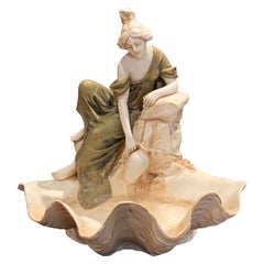 Scultura di donna in porcellana intagliata Royal Dux Bohemian dei primi del Novecento ceco