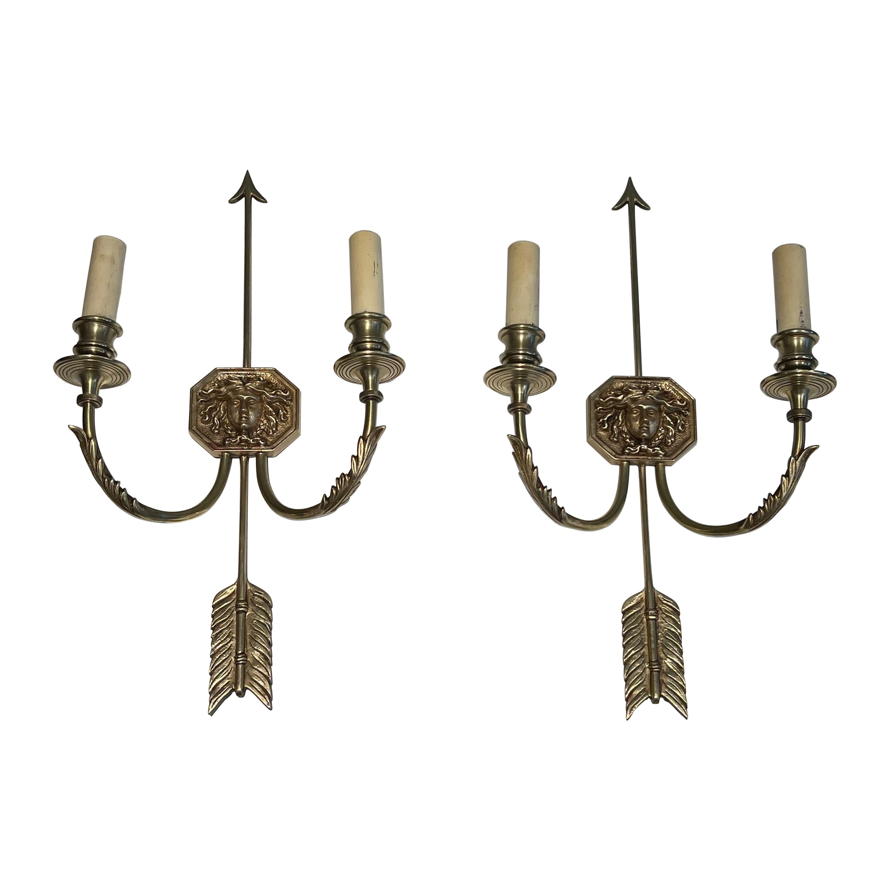 Paire d'appliques murales en bronze avec Arrows et Effigie du Roi Soleil par Louis Gau