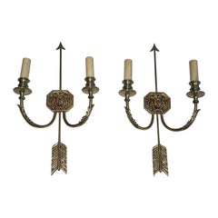 Paar Bronze-Wandleuchter mit Pfeilen und Effigy des Sun King von Louis Gau