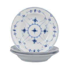 Royal Copenhagen Blue Fluted Plain. Tre piatti profondi in porcellana.