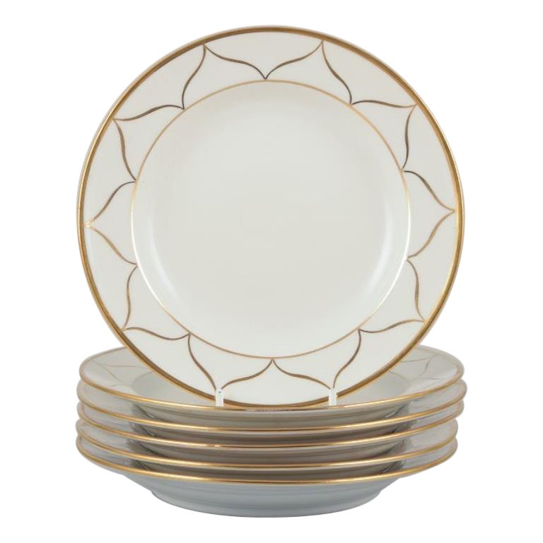 Meissen, Germania. Set di sei piatti. Porcellana bianca con decorazioni dorate.