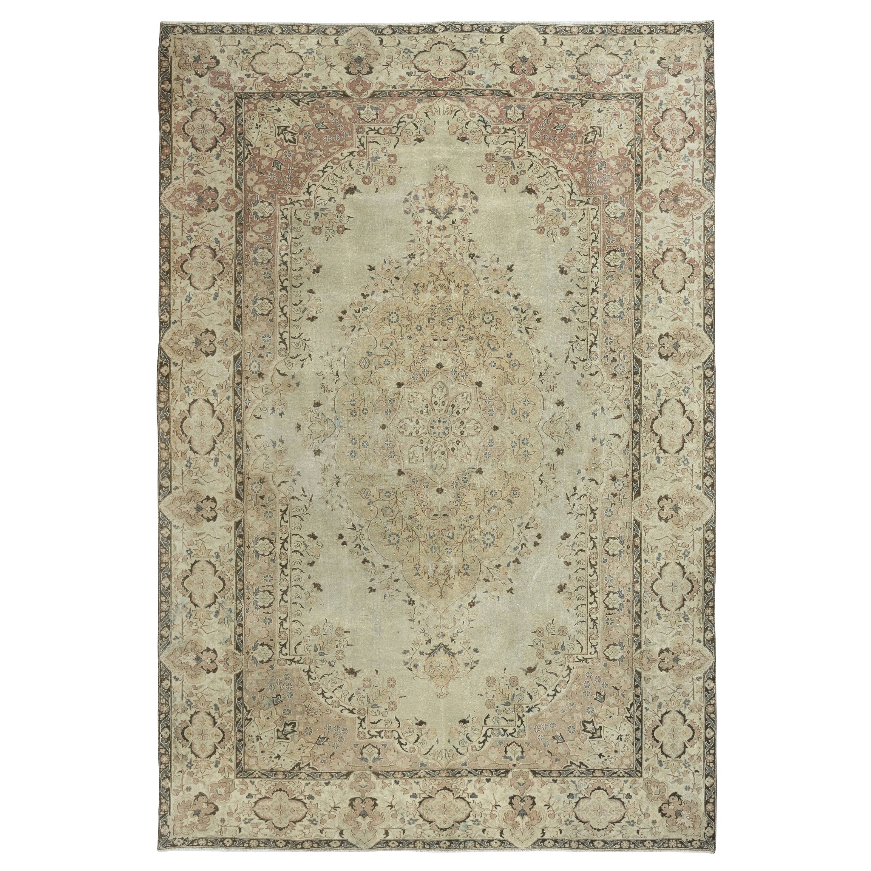 Tappeto vintage unico nel suo genere. Tappeto rustico fatto a mano e scolorito dal sole