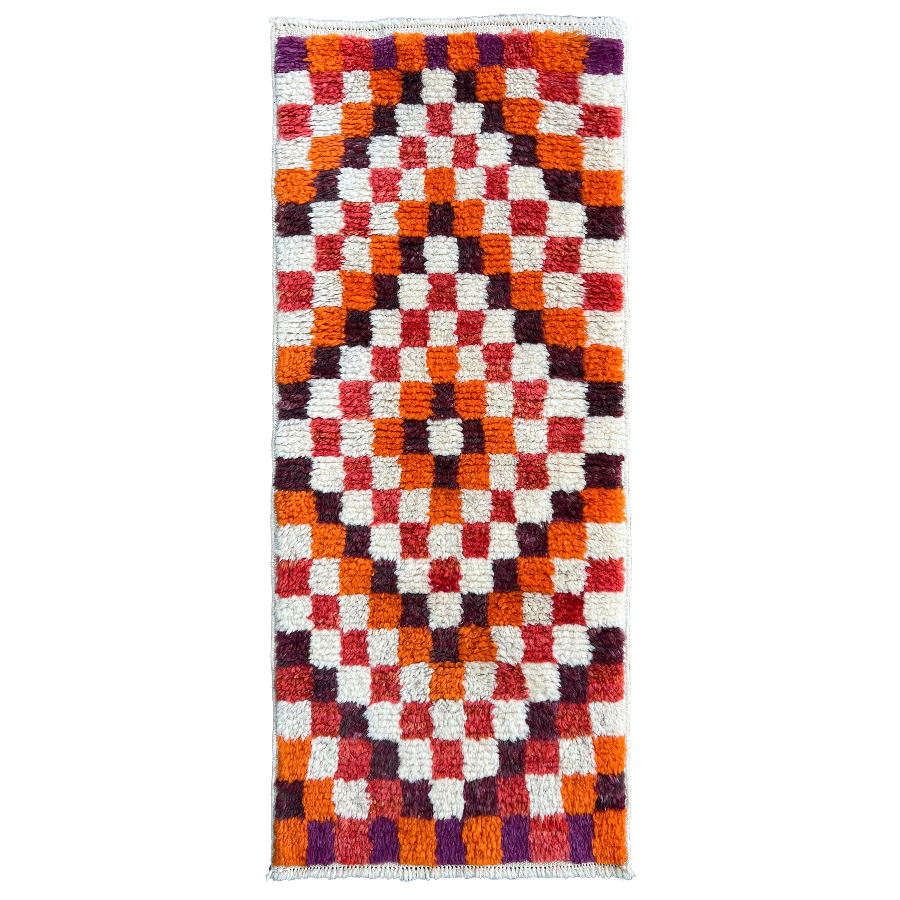 23x54 in handgefertigtem Tulu-Teppich im Vintage-Stil mit kariertem Design. Benutzerdefinierte Optionen sind verfügbar.