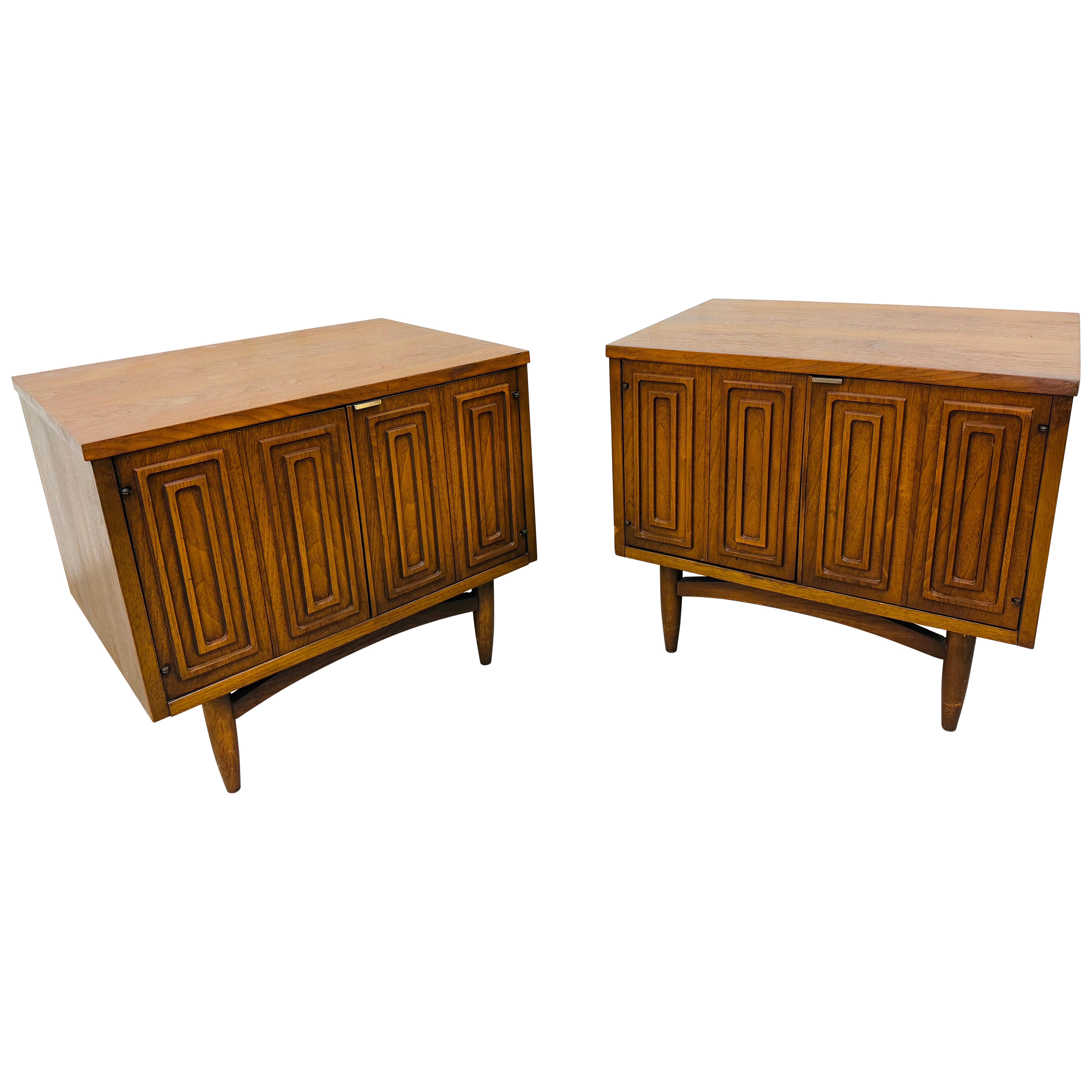 Mid-Century Modern Broyhill Sculptra Walnut Nightstands - Set of 2