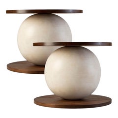 Modernistischer Chic  Beistelltische aus Beaumont aus Nussbaum und handgefertigtem Gesso von Jasper