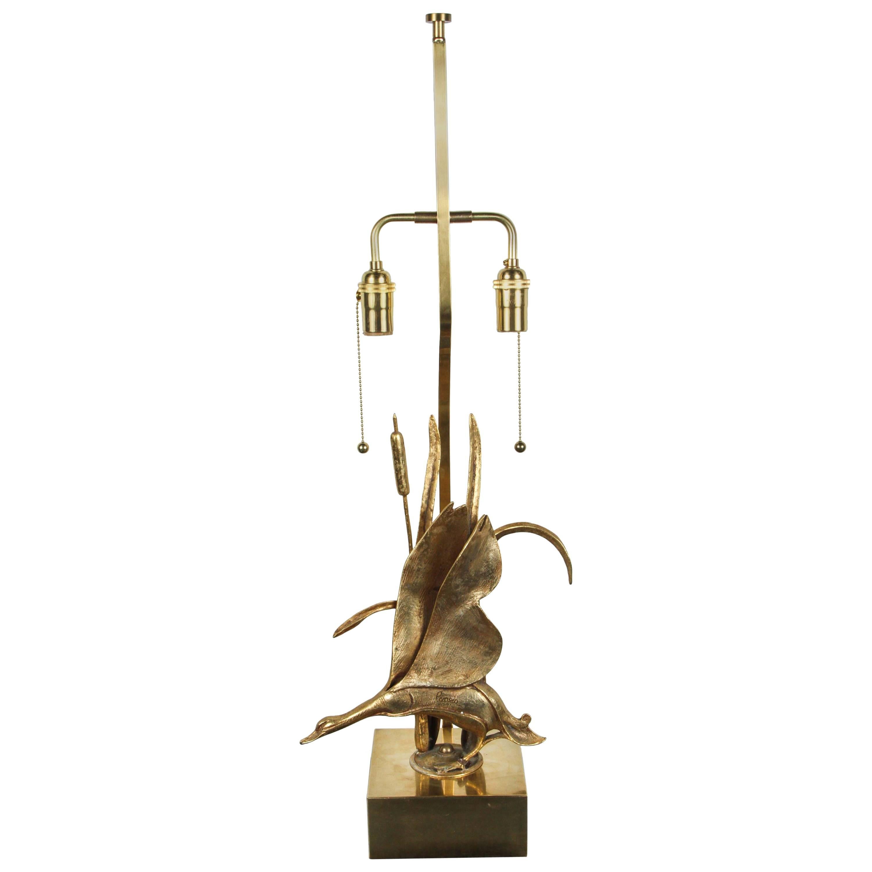 Lampe élégante et stylisée représentant un canard en train de prendre un vol en vente