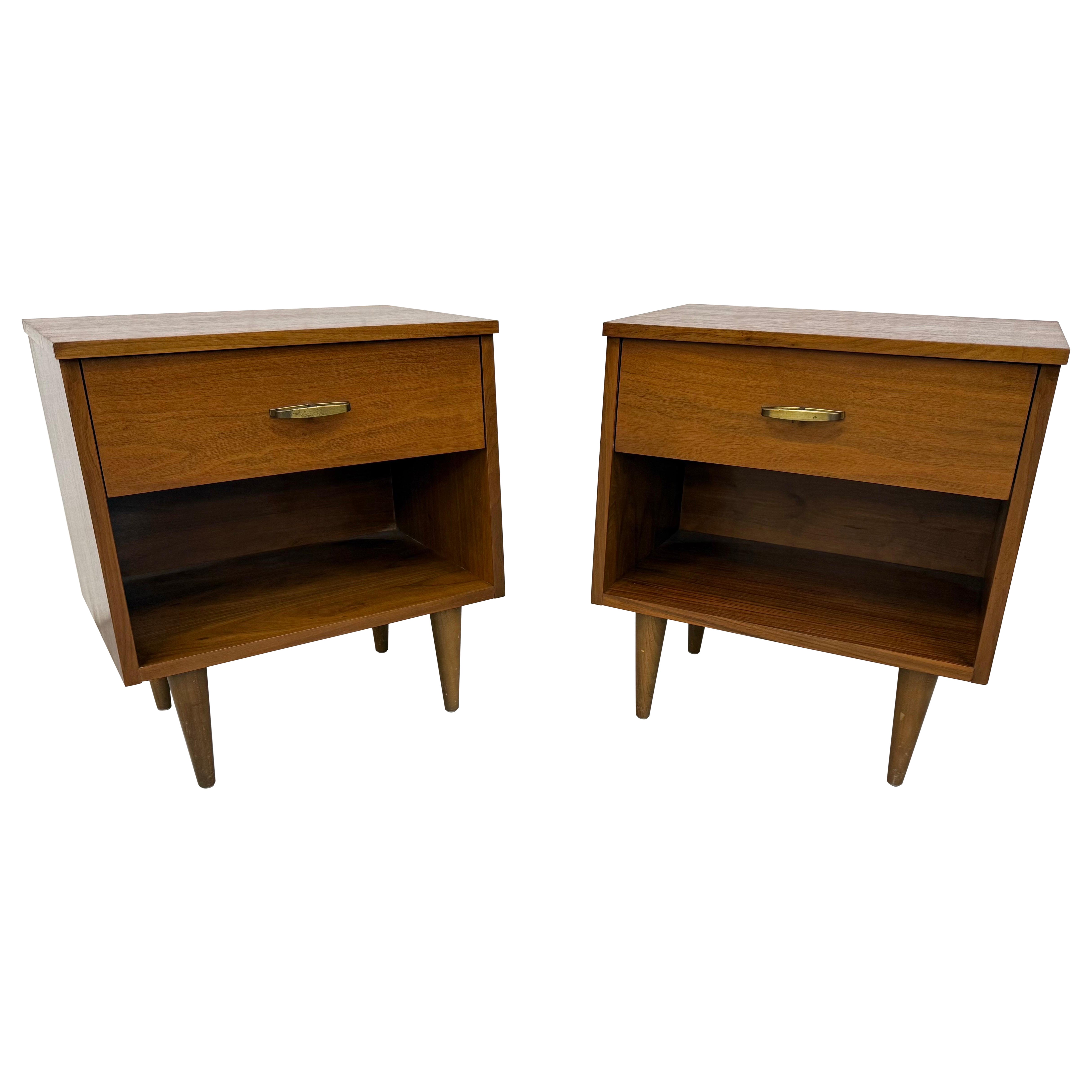 Mid-Century Modern Nussbaum Nachttische - 2er Set