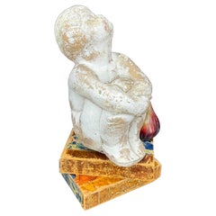 Statua in cemento vintage di ragazza che si tiene in ginocchio, ornamento da giardino
